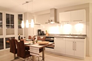 Fridge, oven, stovetop, dishwasher