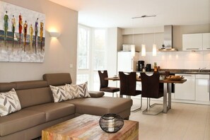 Televisio, takka, DVD-soitin, stereot