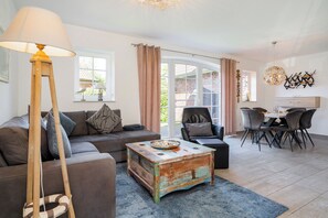 Fernseher, Kamin, DVD-Player, Stereoanlage