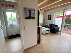 Fernseher, Kamin, DVD-Player, Musikbibliothek