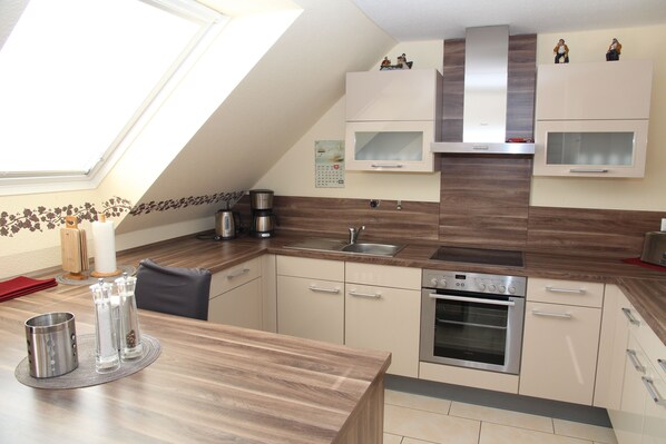 Fridge, microwave, oven, stovetop - Gemütliche Obergeschosswohnung in Norden (Norden)