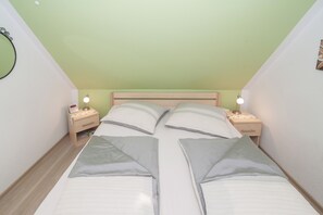 2 bedrooms, iron/ironing board, travel cot, free WiFi