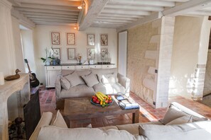 تلفزيون، مدفأة، ألعاب فيديو، كُتُب