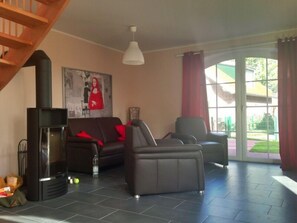 Fernseher, Kamin, DVD-Player, Stereoanlage