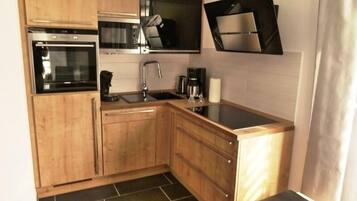 Geladeira, micro-ondas, fogĂŁo, cooktop