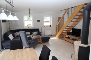 Fernseher, Kamin, DVD-Player, Stereoanlage