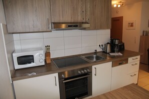 Kühlschrank, Mikrowelle, Ofen, Herdplatte
