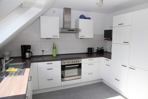 ثلاجة، ميكروويف، فرن، موقد طهي مسطح