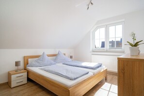 2 bedrooms, iron/ironing board, free WiFi - Obergeschosswohnung mit Hafenblick (Greetsiel)