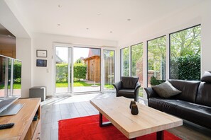 Fernseher, Kamin, Stereoanlage