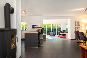 المنشأة من الداخل