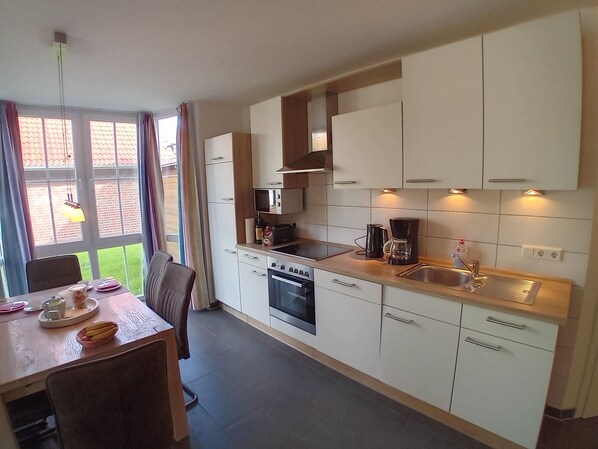 Fridge, microwave, oven, stovetop - Hundefreundliche Ferienwohnung (Greetsiel)