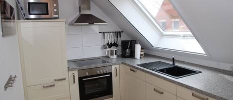 Réfrigérateur, micro-ondes, four, plaque de cuisson