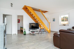 Fernseher, Kamin, DVD-Player, Bücher