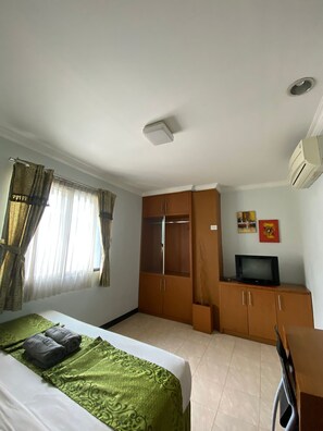 Deluxe Room | Desk, soundproofing, free WiFi, bed sheets - KARSA UTAMA HOTEL (Jakarta)