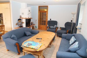 Fernseher, Kamin, DVD-Player, Tischfußball