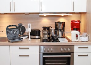 Kühlschrank, Mikrowelle, Ofen, Herdplatte
