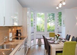 Kühlschrank, Mikrowelle, Ofen, Herdplatte