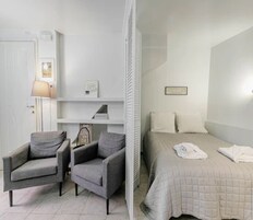 Cortinas blackout, wifi gratis y ropa de cama 