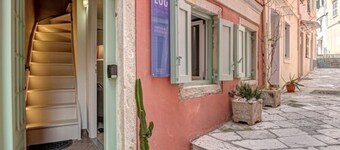 VENETIAN WELL HOUSE by LOC HOSPITALITY