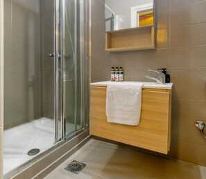 Ilmaiset hygieniatuotteet, hiustenkuivaaja, pyyhkeet, saippua