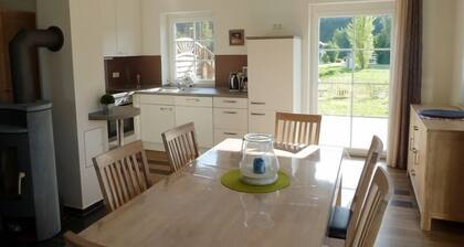 Hochwertiges Ferienhaus (100qm) für 6 Personen mit Kamin, Sauna & Garten am See
