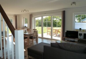 Fernseher, Kamin, DVD-Player, Stereoanlage