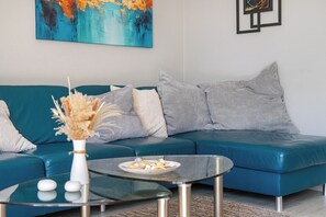 Televisión, chimenea, reproductor de DVD y estéreo 