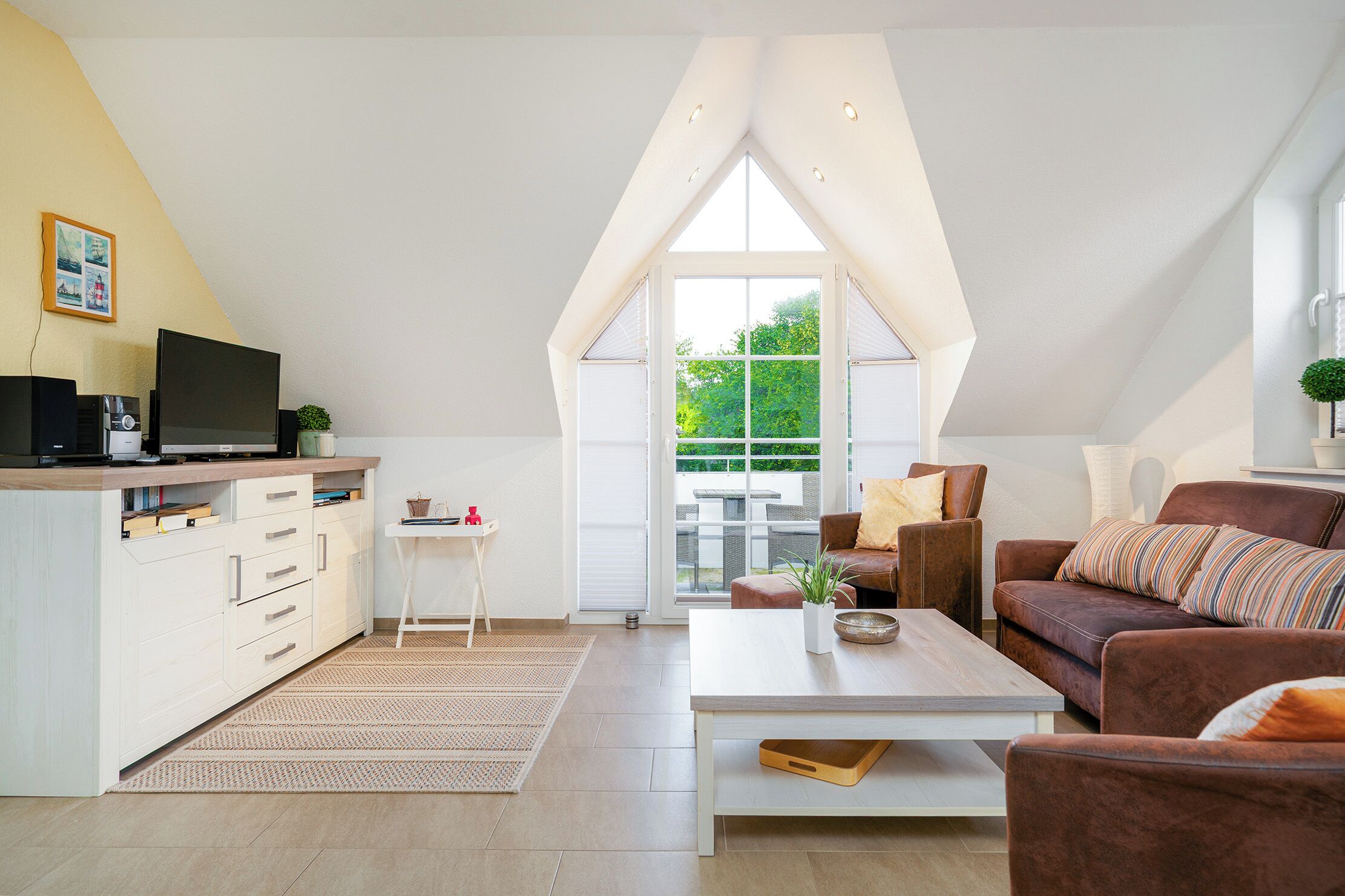 Fernseher, DVD-Player, Bücher