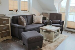 Fernseher, DVD-Player, Bücher, Stereoanlage