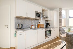 Fridge, microwave, oven, stovetop - Schöne Ferienwohnung in Wassernähe (Greetsiel)