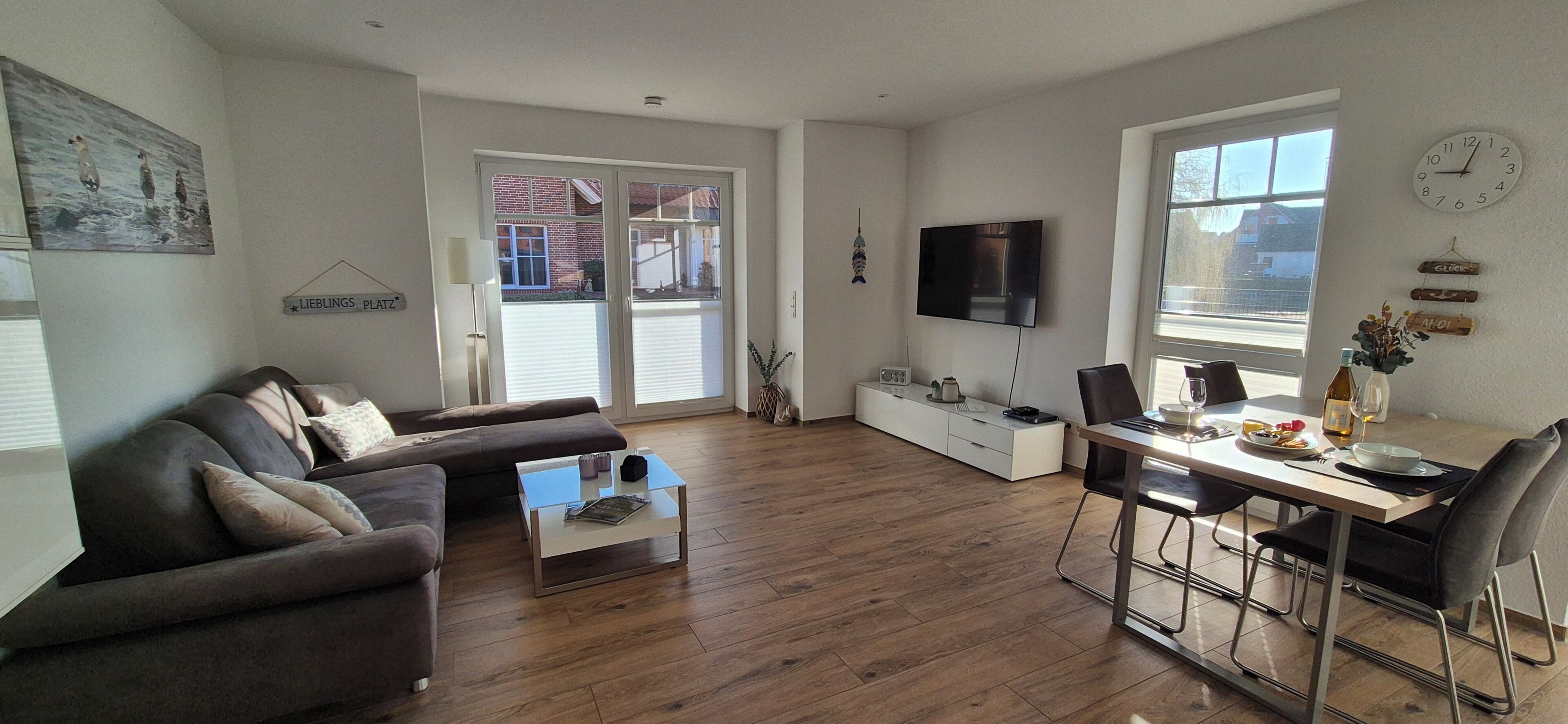 Fernseher, DVD-Player, Bücher