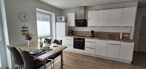 Fridge, microwave, oven, stovetop - Sielzeit - Ankommen - Entspannen - Wohlfühlen (Greetsiel)
