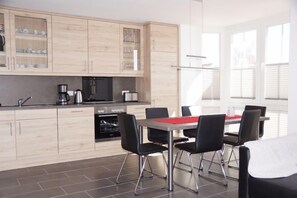 Fridge, microwave, oven, stovetop - Schöne Obergeschosswohnung mit Wasserzugang (Greetsiel)