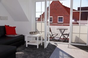 Fernseher, Bücher, Musikbibliothek
