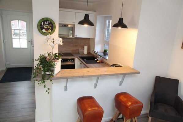 Kylskåp, mikrovågsugn, ugn och spishäll