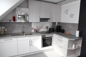 Kühlschrank, Mikrowelle, Ofen, Herdplatte