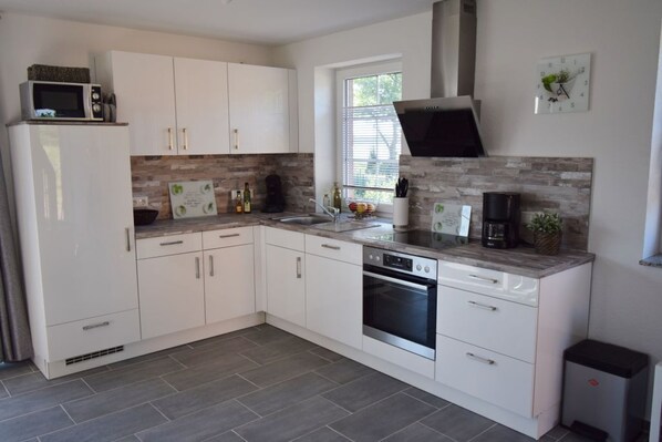 ثلاجة، ميكروويف، فرن، موقد طهي مسطح