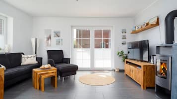 Televisie, een open haard en een stereo