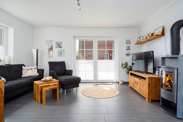 تلفزيون، مدفأة، ستيريو