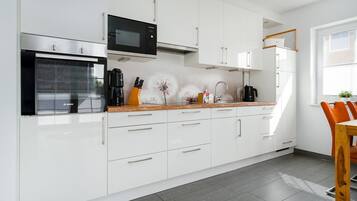 Een koelkast, een microgolfoven, een oven, een kookplaat