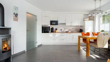 JÀÀkaappi, mikroaaltouuni, uuni, liesi