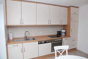 Fridge, oven, stovetop, dishwasher - Helle Wohnung in Zentraler Lage (Greetsiel)