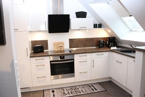 Fridge, microwave, oven, stovetop - Moderne Ferienwohnung in Ortskernnähe (Greetsiel)