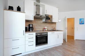 ثلاجة، ميكروويف، فرن، موقد طهي مسطح