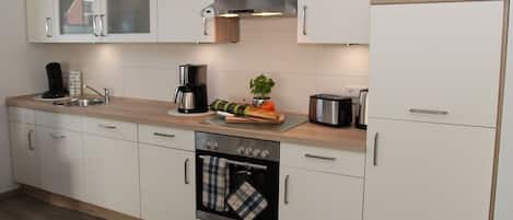 Frigorifero, microonde, forno, piano cottura