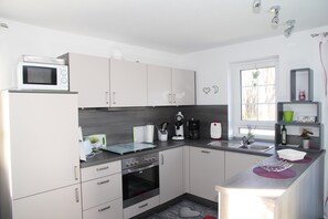 Fridge, microwave, oven, stovetop - Ferienhaus mit Traumhaftem Seeblick (Warin)