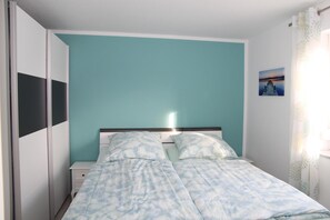 2 Schlafzimmer, Schreibtisch, Reisekinderbett, kostenloses WLAN