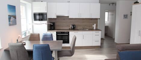 Kjøleskap, mikrobølgeovn, ovn og kokeplater