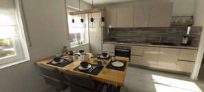 Kühlschrank, Mikrowelle, Ofen, Herdplatte